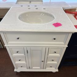 Hampton Harbor 28 in. W x 22 in. D x 35 in. H Single Sink Freestanding Bath Vanity in White with White Marble Top