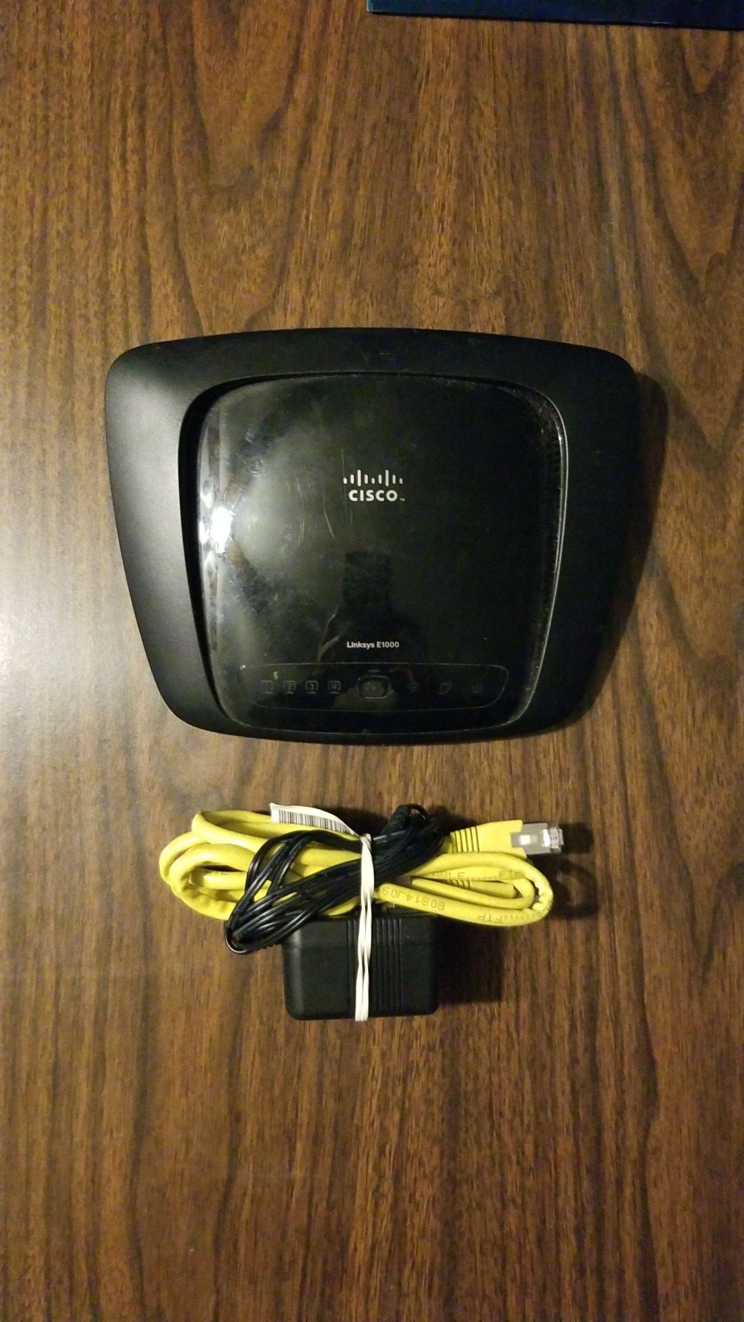 Cisco Linksys E1000 wireless router 300 Mbps 4 port 2.4 Ghz fast ethernet adapter