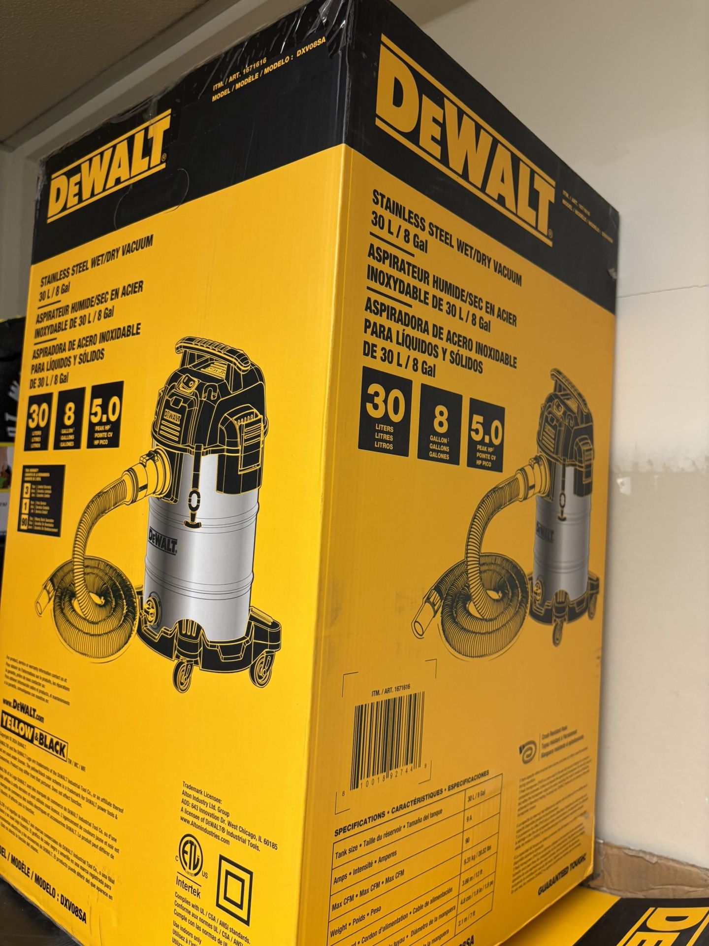 NEW / BOXED DEWALT 8 Gallon Wet/Dry Vacuum