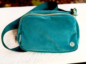 Lululemon Everywhere Belt Bag Velour Forest Green