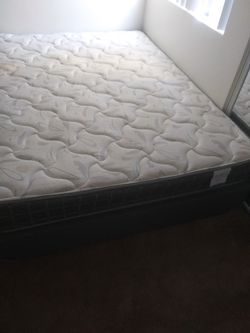 Queen bed w/ box spring