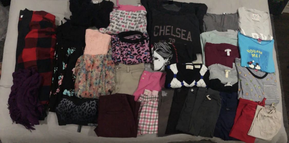 33 pcs of women’s clothing bundle (ASKING $50.00 or BEST OFFER)