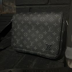 Louis Vuttion Messenger “Black”