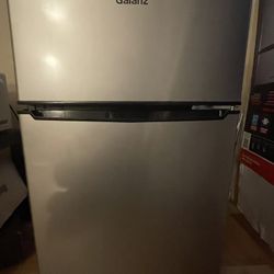 Galanz mini Fridge with Freezer