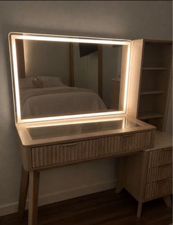 Fluted makeup vanity desk
