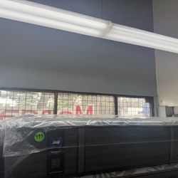 QUEEN SIZE SEALY POSTUREPEDIC PLUS MATTRESS & BOX SPRING BED SET