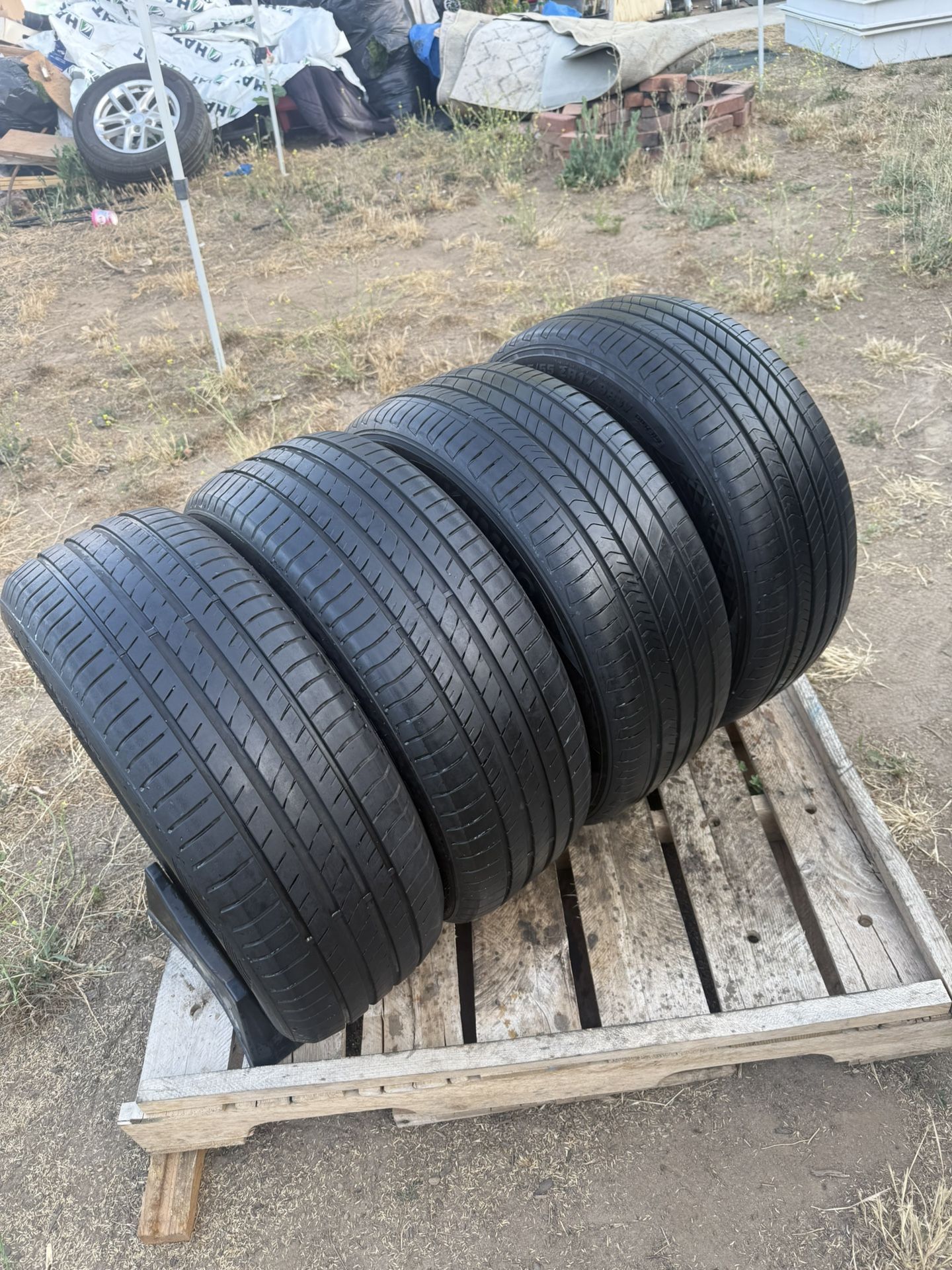 (215/55/17) X4Tire