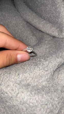 VVS1 Moissanite Engagement Ring