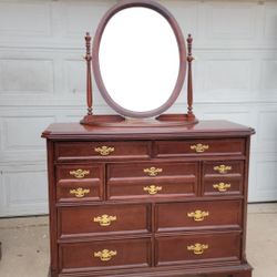 HIGH QUALITY 9 DRAWERS DRESSER AND MIRROR FOR SALE! IN GREAT CONDITION, DELIVERY AVAILABLE 
