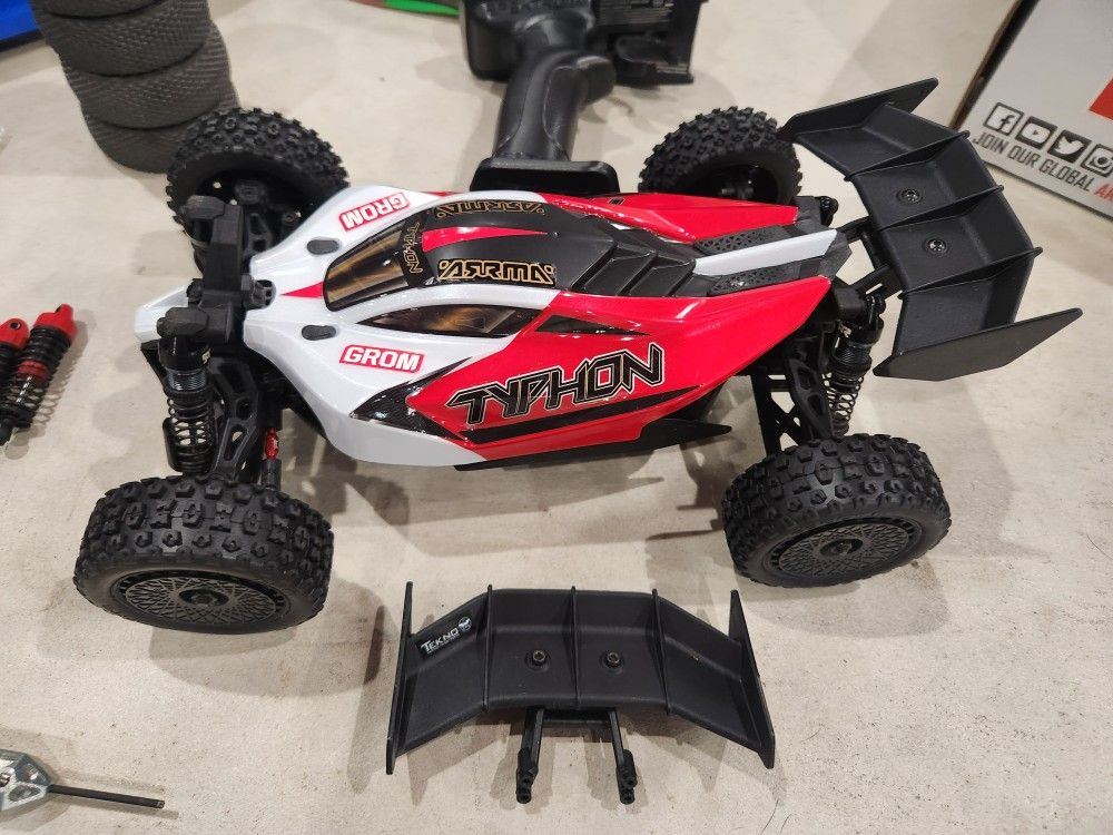 Arrma Grom Typhon Blx Brushless With Lipo And Charger With Extras