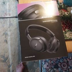 Unopened New IN Box Bose Quietcomford Ultra Headphones 