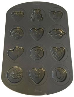 Wilton  ValentineNon-Stick Cookie Candy Baking Pan Mold 16"x11" Hearts Chocolate