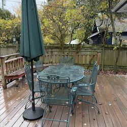 Table With 6 Chairs. Like New. 