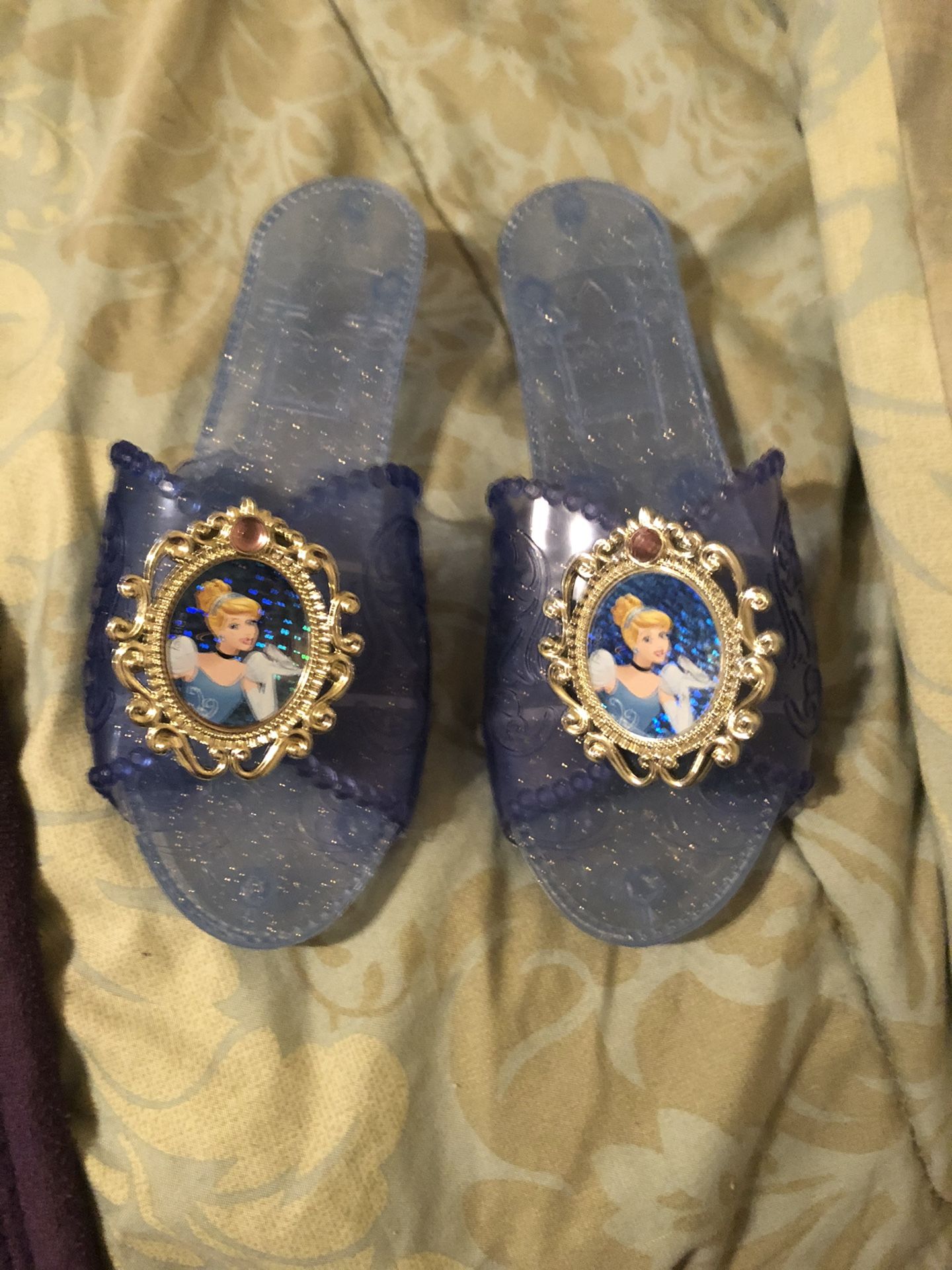 Cinderella shoes with crown