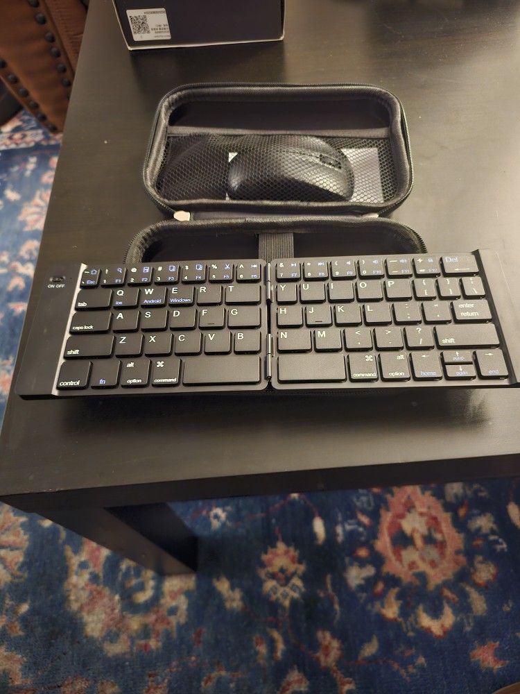 BRAND NEW WIRELESS KEYBOARD AND MICE WITH A CASE