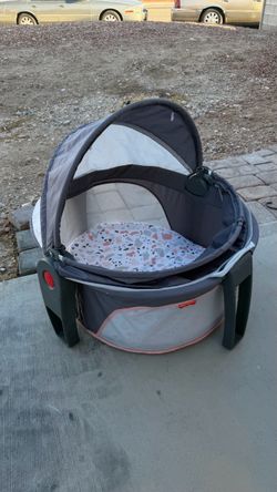 Fisher-Price Baby Portable Bassinet with Canopy