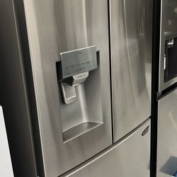 28 cu. ft. 3 Door French Door Refrigerator with Ice and Water with Single Ice in Stainless Standard