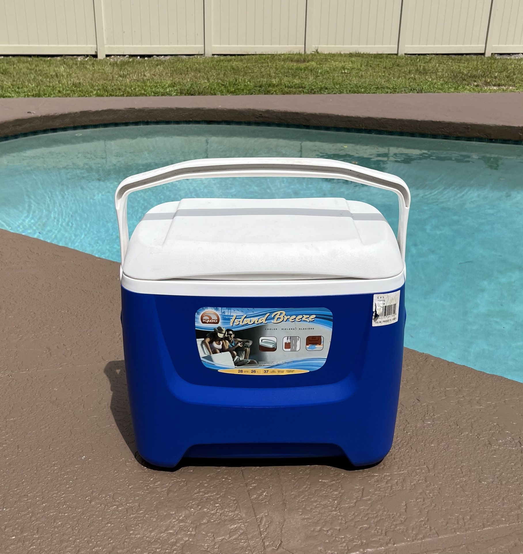 Like new Igloo Island Breeze Cooler, 28 QTS/26 L, 37 cans, blue