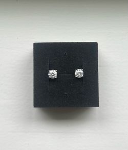 VVS1 Moissanite Stud Earrings