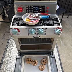 Little Tikes First Oven + Extra Play Food and Utensils