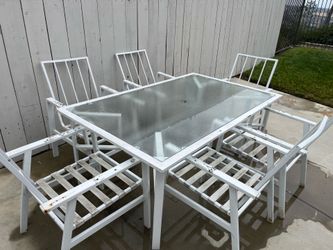 Outdoor dining read description
