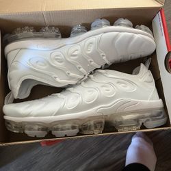 All White Nike Vapormax Plus