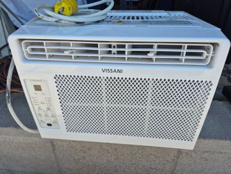 VISSANI WINDOW AIR CONDITIONER// 5000 BTU , IN GOOD CONDITION  // WORKS PERFECTLY