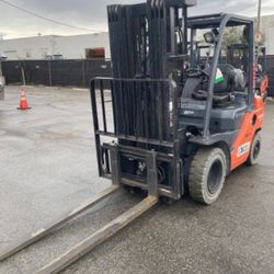 2016 Toyota 8FGU25 5K 5,000 # Quadmast Warehouse Forklift