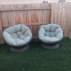 2  swivel lounch chairs 
