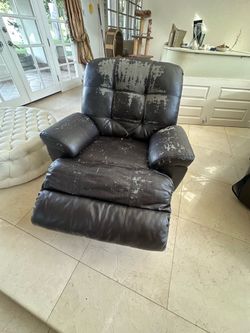 Dark brown recliner bonded leather heavily sheds.