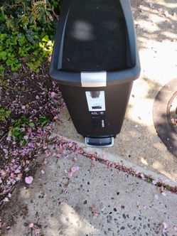 Wheeled safty look step on trash can pickup only cash