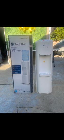 Dispensador de agua frío y caliente $70