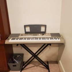 Yamaha Electric Keyboard 