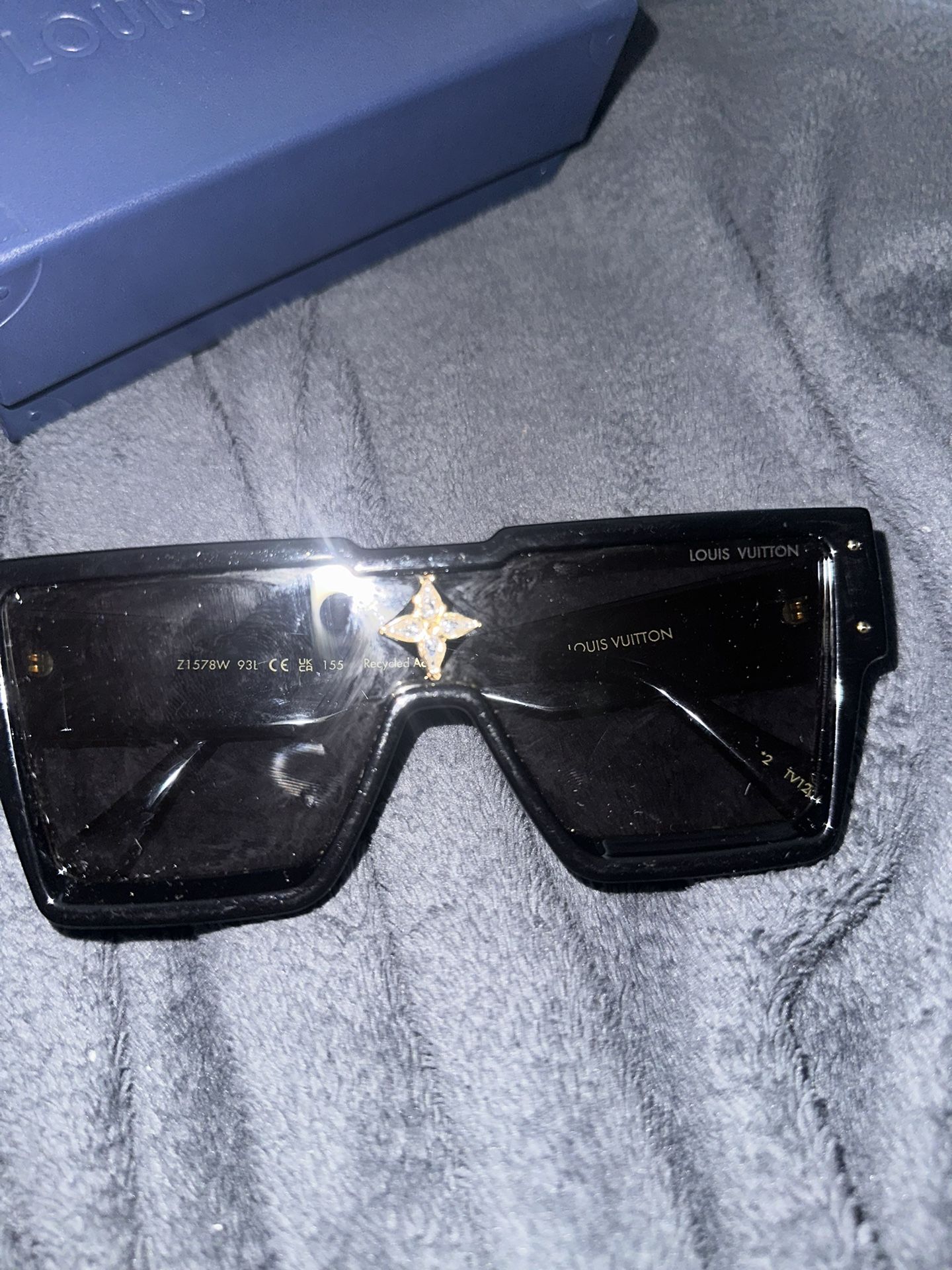 Louis Vuitton Cyclone Sunglasses Clear Rainbow Gradient Tinted for Sale in  Hempstead, TX - OfferUp