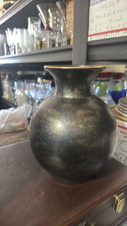 Round Ceramic Vase with Gold Rim