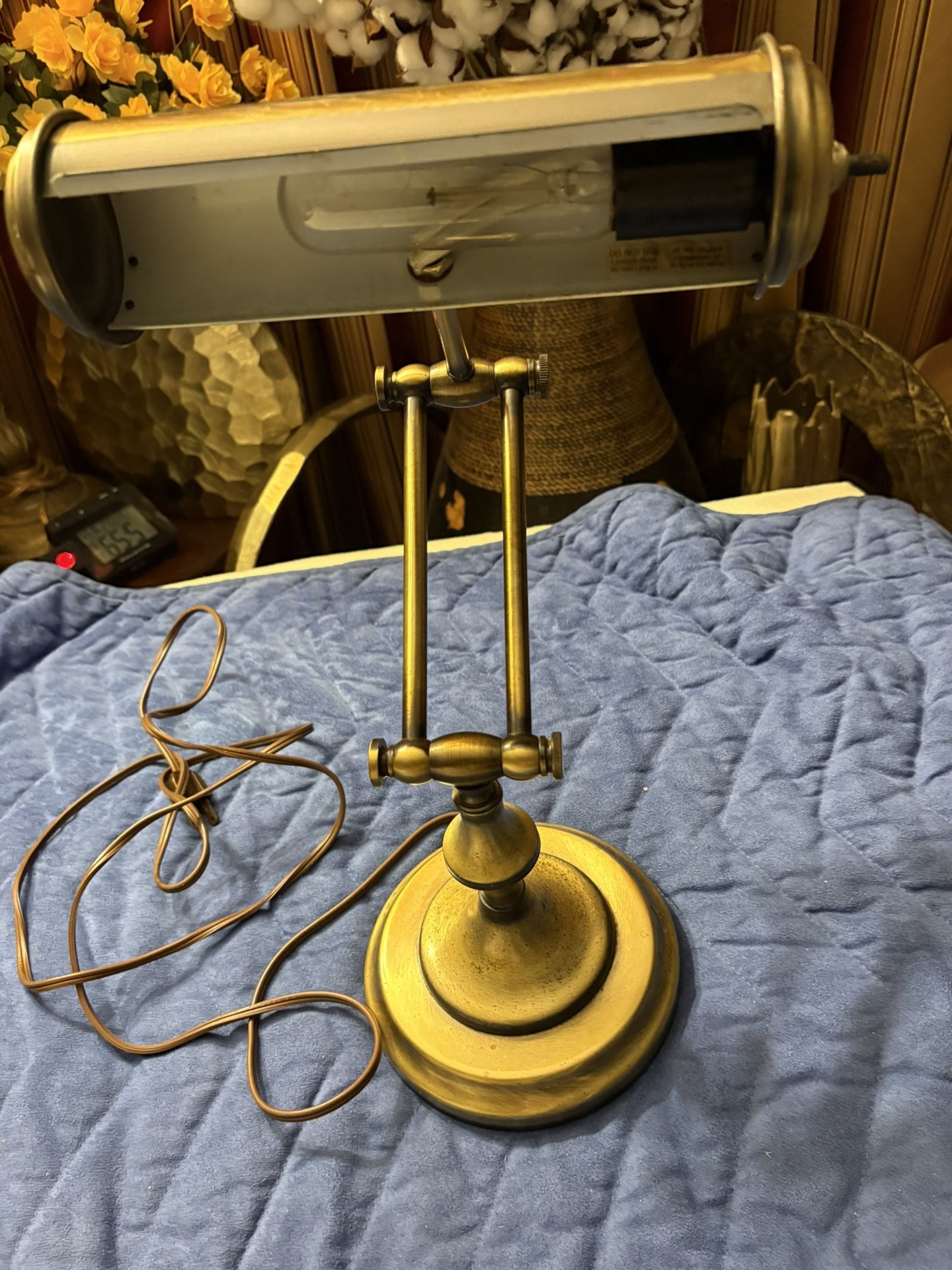 Vintage Brass Portable Lamp Ftom UL( Underwrites Labaratories Labels On Lsmps Ftom The 1950