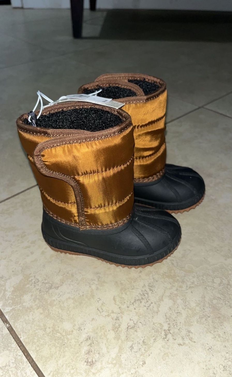 Old Navy Toddler Boy’s Snow Boots / Duck Boots, Size 5