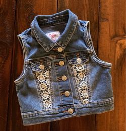 Justice girl’s denim vest size 6-7 with white crochet accent snap front