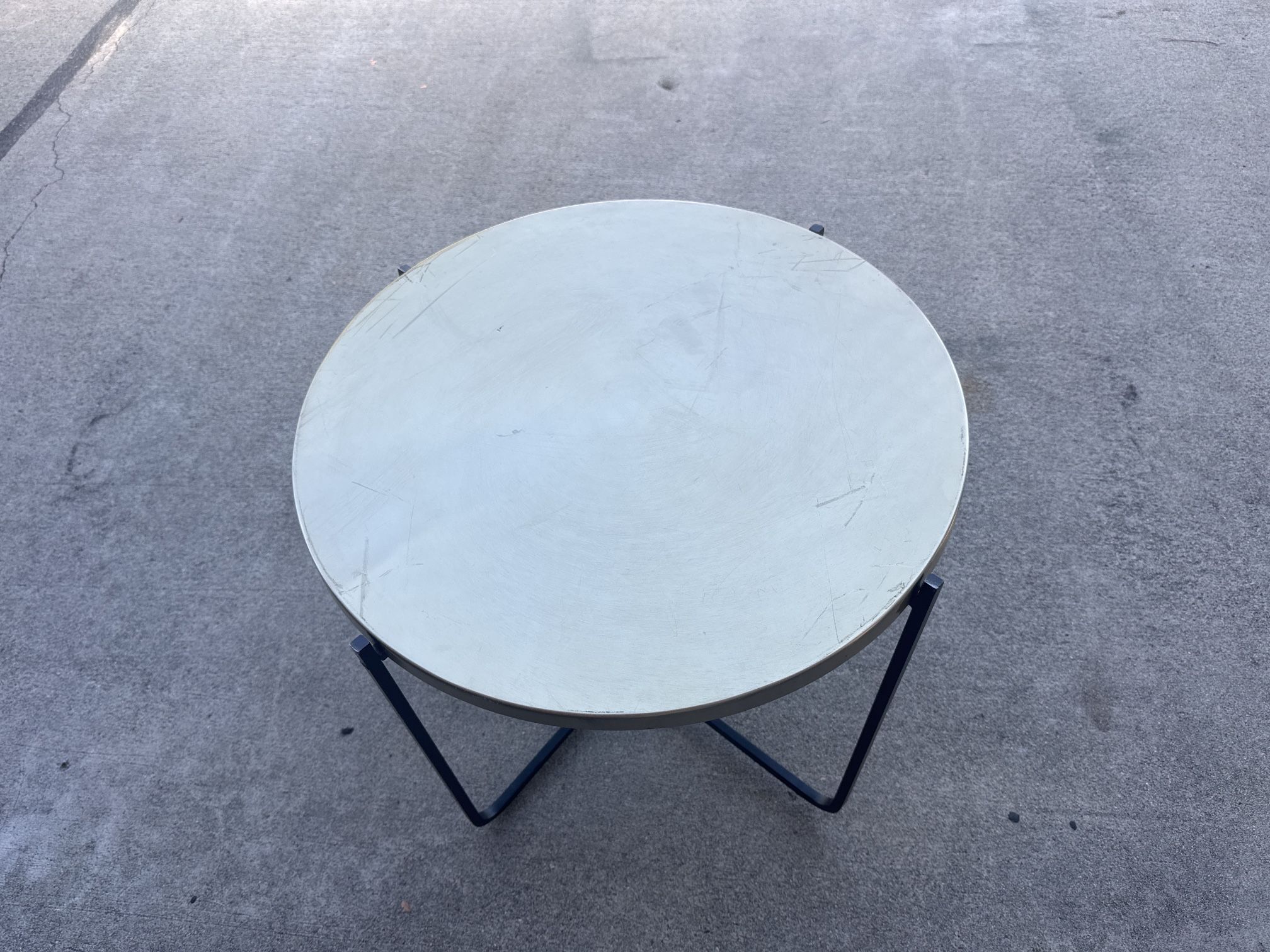 Round Metal Accent Table — Modern Side/End Table 