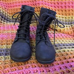 Boots Gothic Lace Up Women’s Size 9 Pre Owned. 