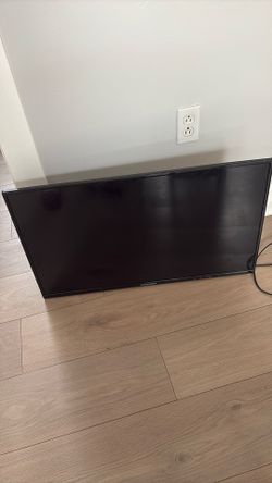 32 Inch Element TV w/ Wall Mount