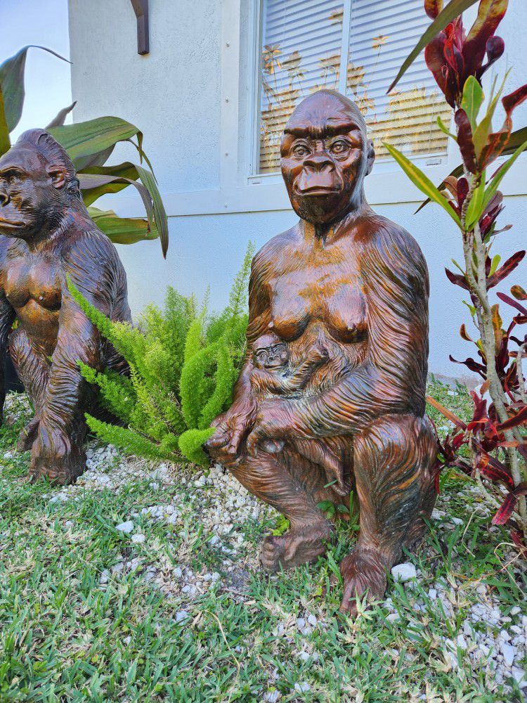 Bronze Gorilla And Gorilla mom and son