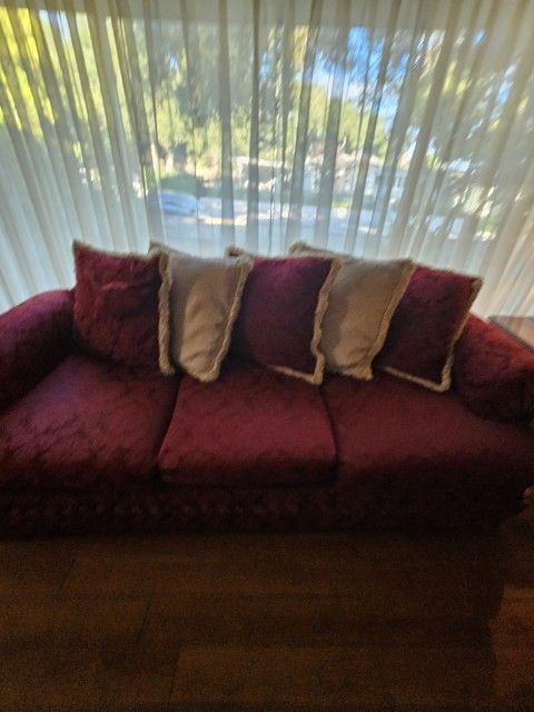 Couch Burgundy