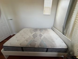 Queen Size Mattress – Very Lightly Used – Clean & Excellent Condition