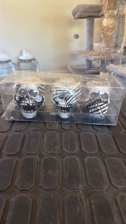 Set of 3 skeleton candles
