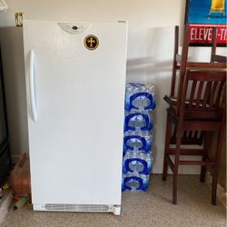 Freezer   -  Frigidaire  59”   29”    28”  