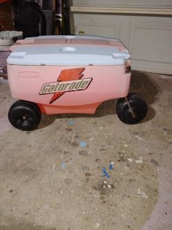 Large Rubbermaid Gatorade cooler on wheels
