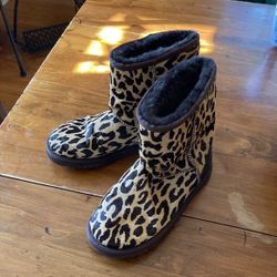 Ugg Children’s Short Boot, Size USA 5, EU 36, in Excellent condition, worn 2x, Leopard Print