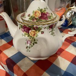 Porcelain  tea pot