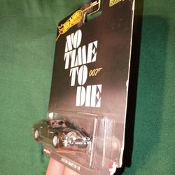 Premium 007 Hot Wheels Aston Martin V8 W/ Rubber Tires